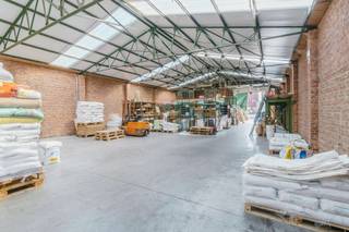 <p>Praktisch werken en toekomstmogelijkheden combineren in Boechout. Dit magazijn/werkplaats ligt in het centrum van Boechout, met vlotte verbindingen en voorzieningen in de buurt. De setting biedt functionaliteit vandaag én perspectief voor morgen.</p><p>Het magazijn van <strong>ca. 534 m²</strong> is uitgerust met een grote <strong>elektrische sectionaalpoort</strong>, geschikt voor bestel- en vrachtwagens. Een achterliggend perceel van ca. 1.500 m² biedt extra buitenruimte of mogelijkheden in functie van toekomstige plannen als verkavelbare bouwgrond (mits toelating gemeente en het verkrijgen van de nodige vergunningen).</p><p><br /></p><ul><li>Werkplaats ca. 534 m² met grote elektrische poort</li><li>Achterliggend perceel ca. 1.500 m²</li><li>Plannen beschikbaar</li><li>Gunstige ligging nabij dorpscentrum</li></ul>