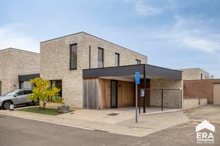 <p><strong>Moderne, instapklare woning te koop in Laakdal</strong></p>
<p>Ontdek deze instapklare, moderne eengezinswoning uit 2020, gelegen in een rustige, doodlopende straat. De woning werd volledig afgewerkt met kwalitatieve, hedendaagse materialen en straalt licht en ruimte uit dankzij de ruime raampartijen op zowel het gelijkvloers als de bovenverdieping.</p>
<p><strong>TROEVEN</strong>:</p>
<ul><li>Instapklaar</li><li>Gunstig EPC A-label (33 kWh/m²) – lage energiekosten</li><li>Ventilatiesysteem D + airconditioning</li><li>3 slaapkamers</li><li>Badkamer met zowel bad als douche</li><li>Veel natuurlijke lichtinval</li><li>Volledig aangelegde tuin met carport en fietsenberging</li><li>Rustige ligging in een doodlopende straat</li><li>Perfecte verbinding voor woon-werkverkeer, nabij E313</li><li>Dichtbij winkels, scholen en andere voorzieningen</li></ul>
<p><strong>INDELING</strong>:</p>
<ul><li>Gelijkvloers: inkomhal met apart toilet; keuken; eethoek; woonkamer; bijkeuken/wasplaats; berging</li><li>1<sup>ste</sup> verdiep: slaapkamer 1; slaapkamer 2; slaapkamer 3; apart toilet; badkamer</li></ul>
<p>Houdt u van praktisch wonen met alle comfort én een rustige leefomgeving? Contacteer ons vandaag nog voor een bezichtiging!</p>