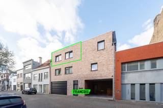 Dit zeer moderne appartement is gelegen in een kleinschalig gebouw te Oostende. Dankzij de jonge staat en beperkte mede-eigendom heeft u zeer beperkte maandelijkse lasten. <br /><br />Het pand bevindt zich in een rustige, residentiële wijk op een boogscheut van het centrum. In de wijk zijn er tal van buurtwinkels, parken en scholen waardoor het een ideale omgeving is voor jong en oud. <br /><br />Het appartement heeft een logische indeling met eerst en vooral een riante leefkamer. Deze fraaie, open ruimte vormt het centrale hart van het pand. U heeft hier een gezellige eet-en leefhoek alsook een open keuken. De keuken is voorzien van alle nodige apparatuur alsook een polyvalent kookeiland. <br /><br />In totaal zijn er twee ruime, volwaardige slaapkamers aanwezig, alsook een derde kamer die kan dienen als berging, bureau of hobbyruimte. In de badkamer is er een grote inloopdouche voorzien. <br /><br />Het appartement beschikt over een handige technische berging met aansluiting voor een wasmachine. <br /><br />Tot slot is er nog een privatief terras aanwezig.<br /><br />Aarzel niet en neem contact op voor meer info of een afspraak! <br /><br />
