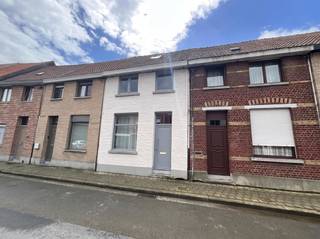 VOLLEDIG GERENOVEERDE RIJWONING MET UITWEG EN GARAGE - Inkom, voorplaats, leefruimte, open ingerichte eetkeuken voorzien van alle toestellen,...