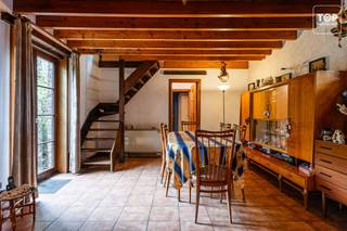 Karaktervolle hoevewoning met ruime groene tuin<br /><br />Molenhoek is een authentieke en rustige woonbuurt in Belzele, centraal gelegen tussen Evergem, Gent en Lievegem. Je woont er in een groene en landelijke omgeving, terwijl alle dagelijkse voorzieningen vlot bereikbaar zijn.<br /><br />Via de toegangspoort betreed je het perceel, waarna een private oprit je naar de woning brengt. Eenmaal binnen beschikt de woning over een open leefruimte, keuken, badkamer en twee slaapkamers. Daarnaast zijn er een handige zolder en kelder aanwezig, die zorgen voor extra bergruimte.<br /><br />De ruime, volledig groene tuin is zonder twijfel één van de grootste troeven van deze woning. De groene omgeving zorgt voor een gevoel van rust en privacy en biedt tal van mogelijkheden.<br /><br />De woning biedt bovendien een uitstekende basis voor renovatie en heeft alle troeven in huis om uit te groeien tot een karaktervolle hoevewoning, volledig omringd door groen. Een ideale opportuniteit voor wie op zoek is naar een woning met authenticiteit en potentieel.<br /><br />Troeven: <br /><br />Topligging in een rustige en groene omgeving<br />Authentiek karakter<br />Tal van mogelijkheden voor renovatie<br /><br />Beschikbaar bij akte<br /><br />Contacteer Topvastgoed voor een bezoek op 0475 700 700.