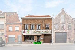 In het bruisende centrum van Poperinge vindt u dit handelspand met ruime woongelegenheid — een unieke kans op een toplocatie!<br /><br />De volledige gelijkvloerse verdieping werd ingericht als horecazaak en beschikt over een sfeervolle toog met zitruimte. Daarnaast is er een royale eetzaal, een praktische keuken, aparte toiletten en een garage aanwezig.<br /><br />De eerste en tweede verdieping vormen samen een comfortabele en ruime woonst, perfect voor wie wonen en werken wil combineren. De woning omvat een grote leefruimte met open keuken, 4 slaapkamers en een moderne badkamer.<br /><br />Het pand is voorzien van centrale verwarming op gas, aangevuld met airconditioning die zowel kan koelen als verwarmen.<br /><br />Met behulp van AI werd een visualisatie gemaakt om te tonen hoe de voorgevel eruit kan zien zonder reclamepaneel.<br /><br />