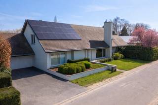 Ruime vrijstaande woning in tijdloze stijl op 2.650 m², gelegen op zeer centrale locatie nabij alles wat men nodig heeft, gunstige verbindingen...