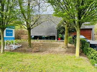 Deze exclusieve, moderne woning (bouwjaar 2010) combineert hoogwaardige afwerking met een uitzonderlijk gevoel van ruimte en licht. Dankzij de hoge plafonds, grote raampartijen en doordachte architectuur geniet u hier van een unieke woonbeleving. Bovendien is de woning volledig instapklaar.U betreedt de woning via een stijlvolle glazen deur die uitgeeft op een indrukwekkende inkomhal met extra hoog plafond. Hier bevinden zich een gastentoilet met handenwasser en een ingemaakte vestiairekast.De leefruimte vormt het absolute pronkstuk van de woning. De uitzonderlijke plafondhoogte en de naadloze overgang naar het overdekte terras creëren een luxueus gevoel. Dankzij de doorlopende vloer vloeien binnen- en buitenruimte harmonieus in elkaar over, ideaal voor wie houdt van openheid en licht. De volledig geïnstalleerde keuken is uitgerust met kwalitatieve toestellen en sluit perfect aan op de leefruimte. Aansluitend vindt u een praktische bergruimte met rechtstreekse toegang tot de tuin en de dubbele inpandige garage. De aangelegde tuin is een oase van rust en privacy, waar u in alle comfort kan genieten van het groen, gezellige diners of zonnige dagen. Op de eerste verdieping zorgt de strakke nachthal voor een elegant en open karakter. De master bedroom biedt een prachtig zicht op de tuin en wordt aangevuld met een dressing. Verder beschikt de woning over een luxueus ingerichte badkamer en een tweede volwaardige slaapkamer. Op de nachthal is er bovendien ruimte voorzien voor een bureauhoek of thuiswerkplek.Deze woning is de perfecte combinatie van design, comfort en functionaliteit, en biedt alles wat u mag verwachten van hedendaags wonen op topniveau.Interesse? Aarzel dan zeker niet ons te contacteren. Tot snel! (G-score: A/ P-score/ D)