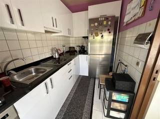 <p><span>Rustig gelegen, goed onderhouden 2 slaapkamer appartement met terrasje, op wandelafstand van openbaar vervoer en centrum.</span></p><p><span> </span></p><p><span>Beschrijving:</span></p><p><span> </span></p><p><span>Het appartement is gelegen op de 2de verdieping in een klein gebouw zonder lift. Het appartement bestaat uit een leefruimte met veel lichtinval en schuifraam naar terrasje, ingerichte vernieuwde keuken, nachthal met ingemaakte kast, badkamer met ligbad, dubbele lavabo, toilet, aansluiting WM, 2 slaapkamers van 12 en 10m² en een grote berging/kamer met binnenraam. Op de kelderverdieping is er nog een private kelderberging.</span></p><p><span> </span></p><p><span>Troeven:</span></p><p><span> </span></p><p><span>+ rustige ligging</span></p><p><span>+ geïsoleerd dak</span></p><p><span>+ nieuwe keuken</span></p><p><span>+ terrasje </span></p><p><span>+ asbestveilig</span></p><p><span>+ goede mobiscore 8,6/10</span></p><p><span> </span></p><p><span> </span></p><p><span>Kom niet 'TE LAET' en maak een afspraak via <span>info@immodelaet.be</span></span><span> of 03/644.00.88</span></p><p><span> </span></p><p><span> </span></p>
