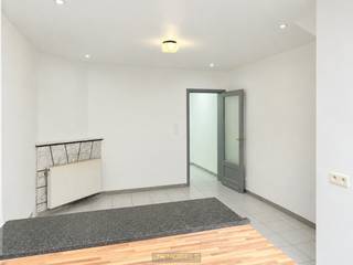 <strong>GUNSTIG GELEGEN RIJWONING</strong> met <strong>VIER SLAAPKAMERS</strong> en vlotte bereikbaarheid nabij <strong>CENTRUM RONSE</strong>. De woning is voorzien van <strong>RECENTE HOOGRENDEMENTSBEGLAZING</strong>, centrale verwarming op aardgas en behaalt een EPC-label D, waardoor er <strong>GEEN RENOVATIEVERPLICHTING</strong> geldt. Via de inkomhal komt u in de <strong>GEZELLIGE LEEFRUIMTE</strong> met aansluitend de open keuken, waardoor een aangenaam en praktisch geheel ontstaat. Op het gelijkvloers bevinden zich bovendien een <strong>APART BUREEL /SALON</strong>, wasplaats, douchekamer en afzonderlijk toilet. Op de eerste verdieping zijn <strong>TWEE VOLWAARDIGE SLAAPKAMERS</strong> ondergebracht. Via een <strong>VASTE TRAP</strong> bereikt u het zolderverdiep, waar nog <strong>TWEE EXTRA KAMERS</strong> werden ingericht. Daarnaast beschikt de woning over een kleine kelder die extra bergruimte biedt. Op <strong>WANDELAFSTAND VAN HET STATION EN NABIJ WINKELS, SCHOLEN EN OPENBAAR VERVOER</strong> geniet deze woning van een centrale ligging die zowel <strong>STARTERS ALS INVESTEERDERS</strong> zal aanspreken.<br /><br />Adres: Beukenlaan 6 te Ronse<br /><br />Geen renovatieplicht; P-score: A, G-score: A; Bestuursmaatregelen in maatregelenregister: neen.