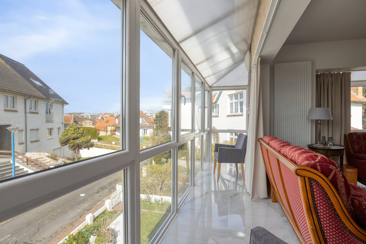 Gerenoveerd hoekappartement met 3 slaapkamers en garage - foto 3