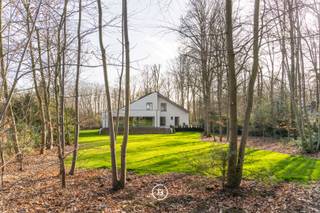 Located in the green and residential area of Hoog-Linden, this beautiful family villa is situated at the end of a quiet cul-de-sac.The property was...