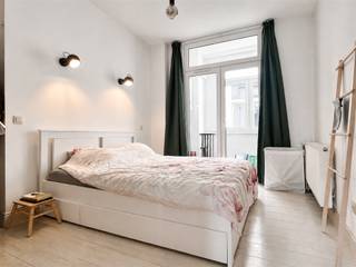 Appartement lumineux avec 1 chambre près de Zurenborg !Bel appartement situé dans une rue latérale de la Plantin &amp; Moretuslei, au 5e étage, avec des éléments authentiques. Comprend un salon avec cuisine ouverte équipée d'un four et d'un lave-vaisselle.Derrière le salon, vous trouverez la chambre partiellement ouverte avec une salle de bains attenante (douche et lavabo). Les toilettes sont séparées dans le couloir. À l'arrière, il y a un débarras avec un raccordement pour une machine à laver. SUPER atout : la terrasse commune sur le toit !L'appartement est situé près du quartier branché de Zurenborg. En vélo, vous êtes à 7 minutes du centre-ville et en voiture, à 5 minutes des accès aux différentes autoroutes. Mobiscore de 9,5/10.- NON MEUBLÉ- Charges mensuelles: 55 euros, incluant l'entretien et la consommation des parties communes + ascenseur- Caution: 2.250 euros (3 mois de loyer)- Disponible: à partir du 1/09/2026- Type de contrat: Durée déterminée (1 an), renouvelable par la suite- Adresse: Van den Nestlei 17 - 2018 ANVERSAbricasa vous offre un accompagnement immobilier personnel et actif de A à Z ! Faites notre connaissance !