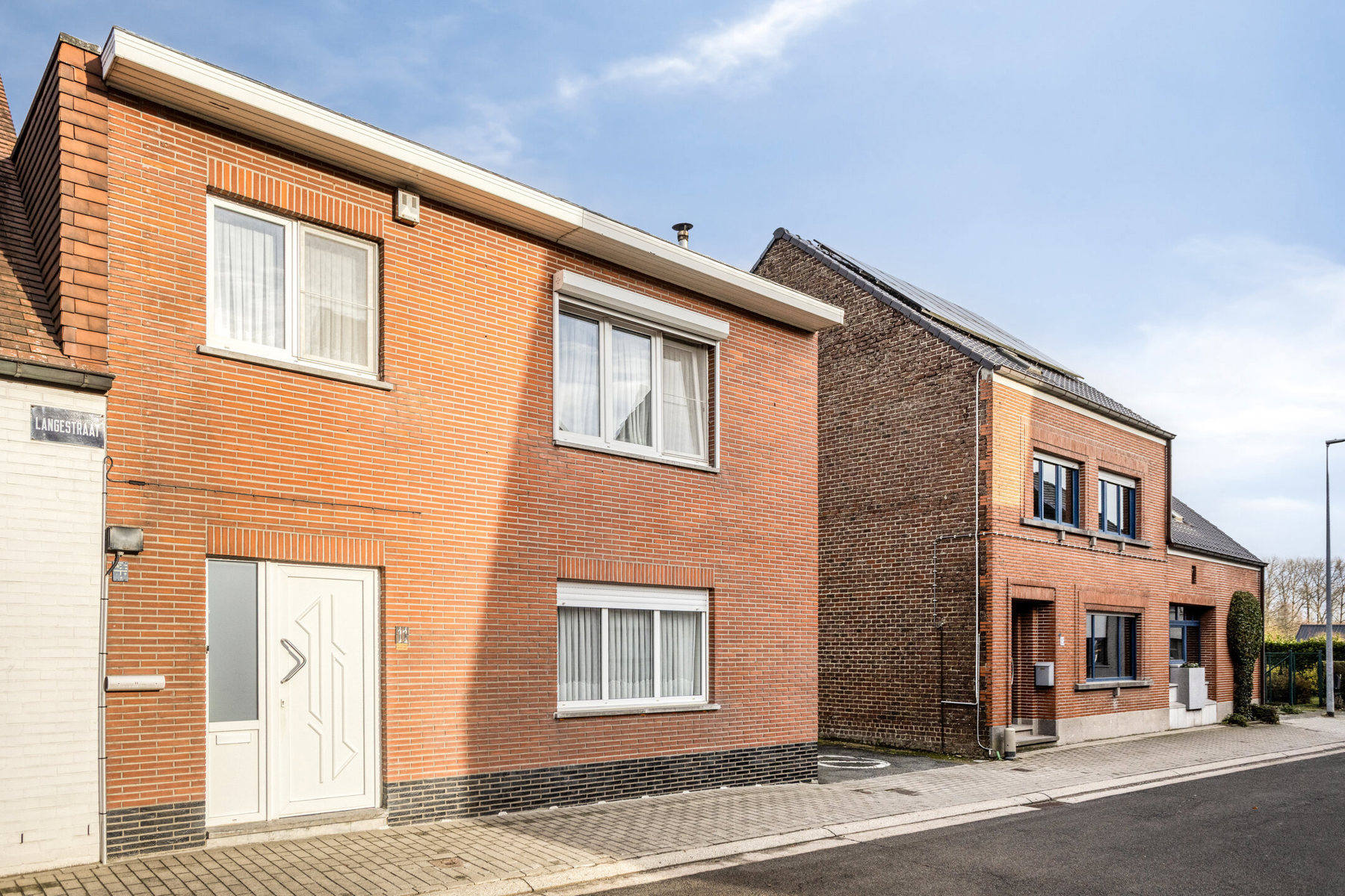 Landelijke driegevelwoning met garage en tuin - foto 1