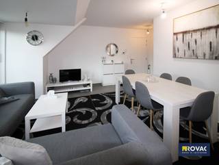 Modern nieuwbouwappartement met terras te huur – 3de verdieping<br /><br />Dit mooi afgewerkte nieuwbouwappartement van 56,90 m² bevindt zich op de derde verdieping, rechts gezien vanaf de straat. Het appartement combineert een moderne afwerking met een praktische indeling en biedt alle comfort voor aangenaam wonen.<br /><br />De indeling omvat een inkomhal, een lichtrijke leefruimte met open, volledig ingerichte keuken, een praktische wasplaats/berging, één ruime slaapkamer, een apart toilet en een badkamer uitgerust met een lavabomeubel en douche.<br /><br />Aan de voorzijde van het gebouw bevindt zich een gezellig terras van 1,47 m², waar u even kunt genieten van de buitenlucht.<br /><br />Praktische informatie<br /><br />Oppervlakte: 56,90 m²<br />Verdieping: 3de verdieping, rechts<br />Slaapkamers: 1 ruime slaapkamer<br />Terras: 1,47 m²<br />Verwarming: centrale verwarming op aardgas<br />EPC-label: B<br />Gemeenschappelijke lasten: € 50 per maand<br /><br />Referentie: 003