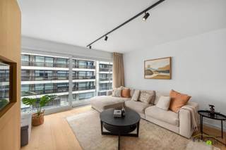 <p><span>Hoogwaardig gerenoveerd appartement met zijdelings zeezicht in Knokke.</span></p><p><span> </span></p><p><span>Ontwaken met een aangenaam zijdelings zeezicht, op slechts enkele stappen van </span><span>het bruisende Rubensplein en het casino.</span><span> Dit </span><span>stijlvol gerenoveerde appartement (85m²)</span><span> in Residentie "Orfeo" combineert een toplocatie met een minimalistische, kwalitatieve afwerking.</span></p><p><span>Licht, design en comfort.</span></p><p><span>Het appartement werd recent (2023) volledig vernieuwd met oog voor ruimtegevoel en hoogwaardige materialen:</span></p><ul><li><span>Lichtrijke leefruimte: Ruime woon- en eetkamer met een groot schuifraam dat toegang biedt tot het terras met zijdelings zeezicht.</span></li><li><span>Open keuken: Volledig ingebouwd en uitgerust met kwaliteitstoestellen van Miele.</span></li><li><span>Twee kamers: Beide slaapkamers zijn geschikt voor een tweepersoonsbed, voorzien van ingemaakte kasten en hebben elk een eigen badkamer met inloopdouche en wastafel.</span></li><li><span>Terrassen: Naast het terras vooraan beschikt de master bedroom over een tweede, zongericht terras met een praktische buitenberging.</span></li><li><span>Turn-key: Er is een mogelijkheid om de meubels over te nemen.</span></li></ul><p><span>Het gebouw: Volledig vernieuwd en toekomstbestendig</span></p><p><span>Niet alleen het appartement, maar het volledige appartementsgebouw heeft een totale metamorfose ondergaan. Dit betekent minimaal onderhoud en comfort voor de toekomst:</span></p><ul><li><span>Inkomhal &amp; Liften: De gemeenschappelijke inkomhal is recent (2026) vernieuwd en de liften zijn gemoderniseerd (2023).</span></li><li><span>Exterieur: Nieuwe voorgevel (2020) en vernieuwde terrassen met moderne balustrades.</span></li><li><span>Technisch: Het dak is geïsoleerd, de vroegere conciërgerie is ingericht als gemeenschappelijke fietsenberging en de elektriciteit is conform tot 2047.</span></li></ul><p><span>Duurzaam op een toplocatie</span></p><p><span>Het appartement is met een EPC-label B (140 kWh/m²jaar) erg energiezuinig. Winkels, restaurants en het strand liggen allemaal op loopafstand.</span></p><p><span>Algemene informatie:</span></p><ul><li><span>Vraagprijs: € 895.000</span></li><li><span>Adres: Zwaluwenlaan 11, Knokke</span></li><li><span>Kadastraal inkomen: € 1.298</span></li></ul><p><span>Bent u op zoek naar een instapklaar, hoogwaardig appartement op een toplocatie in Knokke? Neem dan contact op voor een bezichtiging.</span></p><p><span> </span></p>