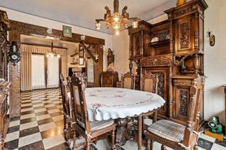 Vier slaapkamers, garage en grote tuin ...We komen de woning binnen via de inkomhal met gastentoilet, die ons rechtstreeks leidt naar de heuse...