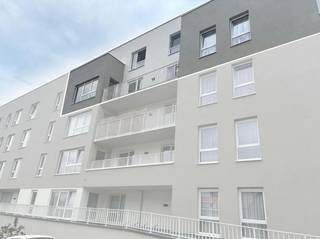 Welkom in dit appartement uit 2022, uitstekend gelegen in de Frans Timmermansstraat 111 te Zellik. Deze moderne en energiezuinige woonst combineert hedendaags comfort, kwalitatieve afwerking en een praktische indeling.<br /><br />• Het appartement beschikt over:<br /><br />• Inkomhal met apart gastentoilet<br /><br />• Praktische berging met nodige aansluitingen en extra opbergruimte<br /><br />• Ruime en lichtrijke woonkamer die het hart van de woning vormt<br /><br />• Open, volledig geïnstalleerde keuken die voldoet aan alle moderne comfort- en toesteleisen<br /><br />• 2 volwaardige slaapkamers<br /><br />• Eigentijdse badkamer voorzien van een stijlvolle Italiaanse inloopdouche en een modern lavabomeubel<br /><br />Een van de grootste troeven van dit vastgoed is de uitstekende toegankelijkheid tot het terras: zowel vanuit de woonkamer als vanuit de twee slaapkamers heeft u rechtstreeks toegang tot dit aangename buitengedeelte, waar u heerlijk kunt ontspannen.<br /><br />Op het ondergrondse niveau (-1) bevindt zich een autostaanplaats met bijhorende private kelderberging. Deze zijn optioneel aan te kopen voor een meerprijs van € 30.000.<br /><br />Gelegen op een vlot bereikbare locatie in Zellik, nabij openbaar vervoer, winkels, scholen en belangrijke invalswegen richting Brussel en de Ring. Een ideale match voor wie op zoek is naar een instapklaar appartement, een eerste eigen woning of een waardevaste investering.<br /><br />Neem contact op voor meer informatie of om een bezoek in te plannen.<br /><br />Bestuursmaatregelen in het maatregelenregister: nee