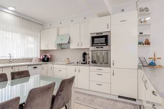 <p><span>Huis met 4 tot 6 slaapkamers, kangoeroewoning mogelijk te koop te Hoboken</span></p><p><span> </span></p><p><span>Op wandelafstand van het de </span><span>Hobokense Polder </span><span>en nabij Antwerpen zuid staat dit </span><span>huis</span><span> met </span><span>4/6 slaapkamer</span><span>s te koop aan de </span><span>Waaslandstraat 10 te Hoboken</span><span>. </span></p><p><span>Mogelijk aan te passen als </span><span>tweewoonst of kangoeroewoning</span><span>.</span></p><p><span>Centrale ligging nabij winkels, openbaar vervoer, scholen en invalswegen.</span></p><p><span> </span></p><p><span>Indeling :</span></p><p><span> </span></p><p><span>- gelijkvloers</span></p><p><span>- Inkomhal </span></p><p><span>- woonkamer </span></p><p><span>- leefkeuken </span></p><p><span>- voor- en achtertuin</span></p><p><span>- veranda</span></p><p><span>- garage 1</span></p><p><span>- garage 2</span></p><p><span> </span></p><p><span>- eerste verdieping</span></p><p><span>- slaapkamer 1</span></p><p><span>- slaapkamer 2</span></p><p><span>- slaapkamer 3</span></p><p><span> </span></p><p><span>- tweede verdieping</span></p><p><span>- slaapkamer 1</span></p><p><span>- slaapkamer 2</span></p><p><span>- slaapkamer 3</span></p><p><span>- badkamer 1</span></p><p><span> </span></p><p><span> </span></p><p><span>Troeven :</span></p><p><span>- centrale ligging en rustige wijk</span></p><p><span>- nabijheid van openbaar vervoer </span></p><p><span>- dubbele garage</span></p><p><span>- beschikbaar bij akte </span></p><p><span> </span></p><p><span> </span></p><p><span>Ben jij geïnteresseerd in dit huis te koop in Hoboken, ben je op zoek naar een ander vastgoed of wens je de waarde van jouw eigendom te kennen? Dan ben je bij Bolt immo aan het juiste adres! </span></p><p><span> </span></p>