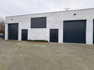 - nieuwbouw KMO unit- vrije hoogte: 6m- sectionaal poorten: 2- daglichtstraat- wanden en dak geïsoleerd- géén verwarming...