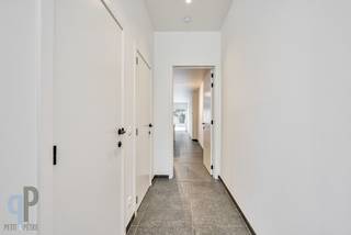 Te midden centrum Zottegem vinden we deze totaal gerenoveerde woning met 4 slaapkamers en een leuke stadstuin. De woning omvat een inkomhall met gastentoilet, berging, badkamer met douche en meubel en achteraan een living met open en volledig ingerichte keuken. Op de eerste verdieping vinden we 2 ruime slaapkamers. De zolderverdieping is eveneens ingericht als 2 ruime slaapkamers. Verder beschikt deze woning over een droge kelder. Achteraan bereiken we via een schuifraam de stadstuin met terras. De 1ste verdieping is voorzien van betonnen roostering en tegels voor duurzaamheid. Elektriciteit is conform en EPC is gunstig. Ideale starterswoning of investeringspand ! Voor meer inlichtingen of een bezoek, contacteer Veronique 0483/676579