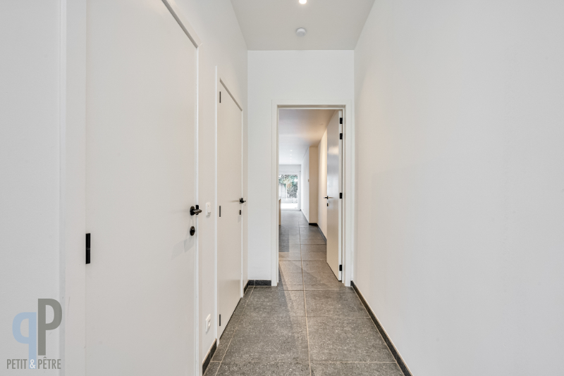 Totaal gerenoveerde woning met 4 slaapkamers en tuin - photo 2