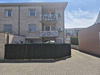 <p><span>Klik op BEZOEK AANVRAGEN op onze website (www.immo-zone.be) en boek online uw afspraak in.</span><span> </span></p><p><span>Dit lichtrijke appartement geniet van een zeer gunstige ligging op wandelafstand van winkels, scholen en openbaar vervoer. Dankzij de nabijheid van verschillende invalswegen en de op- en afritten van de R4, E17 en E40 is het appartement bovendien vlot bereikbaar.</span></p><p><span>Het appartement omvat een inkomhal met gastentoilet, een ruime leefruimte en een open keuken die uitgerust is met een oven, microgolfoven, kookplaat en koelkast. Aansluitend aan de keuken bevinden zich een aangenaam terras en een praktische berging.</span></p><p><span>Verder beschikt het appartement over twee ruime slaapkamers van elk ongeveer 12 m², waarvan één voorzien is van een ingemaakte kastenwand. De badkamer is uitgerust met een douche en biedt plaats voor een wasmachine en droogkast.</span></p><p><span>Een belangrijke troef zijn de twee terrassen, die toegankelijk zijn vanuit de leefruimte en de keuken.</span></p><p><span>Huurprijs: 825 per maand<br />Gemeenschappelijke kosten: 35 euro per maand<br />Optionele garage: 75 per maand</span></p><p><span>EPC: 201 kWh/(m² jaar) label C<br />Lucht-luchtwarmtepomp<br />Elektrische installatie conform<br />Asbestveilig<br />Lift aanwezig</span></p>
