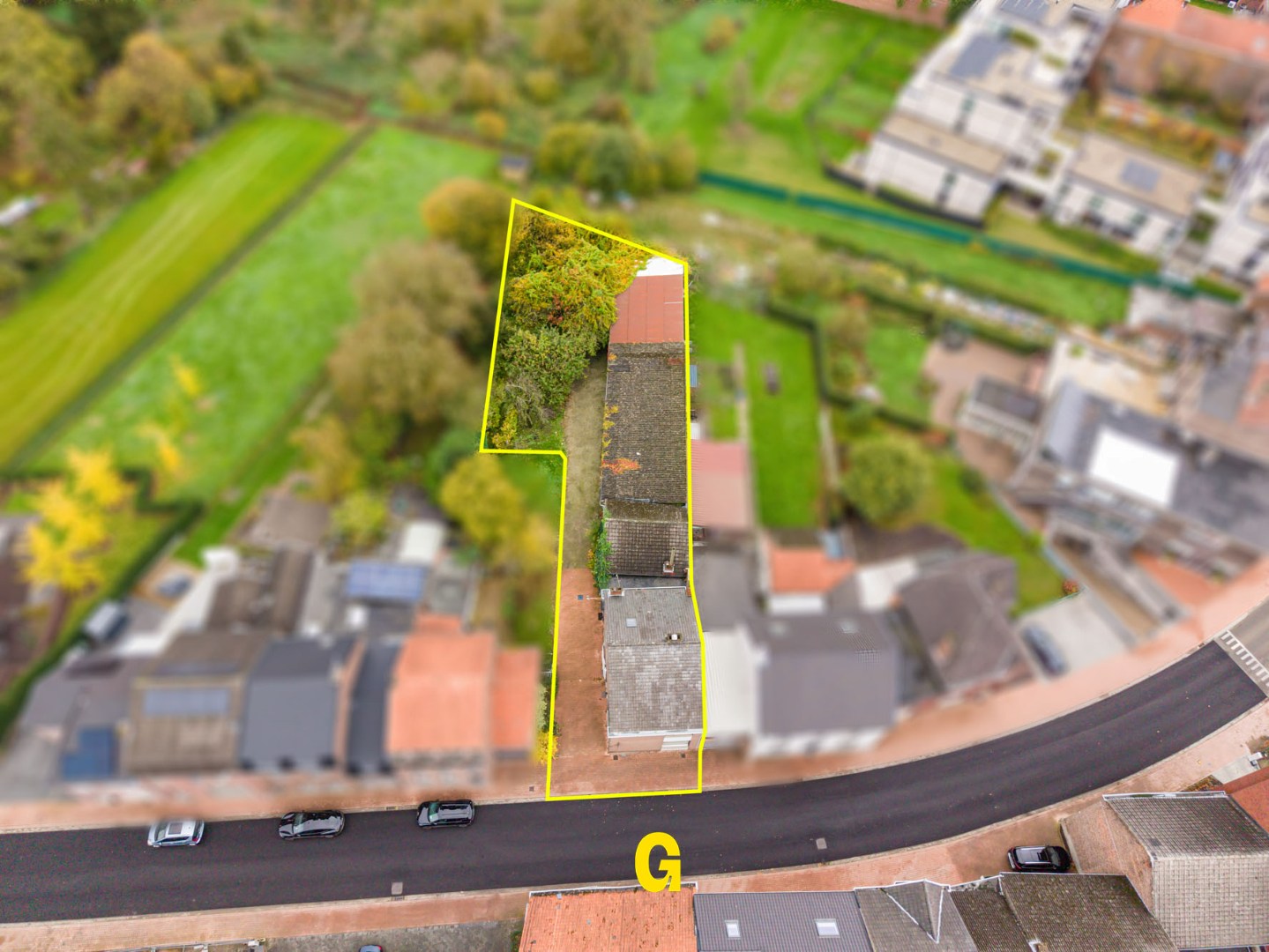 Degelijk gebouwde halfopen woning met tuin en 289 m² vergunde opslagplaatsen en garage, vlak bij het centrum van Hoeselt - foto 2