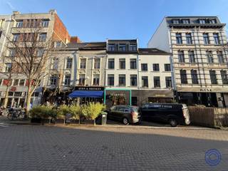 Discover this stylish commercial space of approx. 80m², located in the lively Kloosterstraat, in the vibrant heart of Antwerp. The sleek facade immediately attracts the attention of passersby. Inside, the property is equipped with easy-care cast floors, fitted cabinets and shelves, modern lighting and underfloor heating, providing a pleasant and practical working environment. In addition, the property features a practical office space in the back. The space is suitable for various infills, such as a store, office or practice space for a liberal profession. The general costs are a provision of 50 EUR/month, which covers water consumption, as well as maintenance and consumption of the common parts. Gas and electricity are settled via individual meters. The property is available immediately. Located amidst cozy cafes and restaurants, the location ensures a constant flow of customers, making it the ideal place for entrepreneurs looking for growth and visibility. Make an appointment on 03 257 55 55 or info@ccimmo.be to view this unique commercial space. Discover the value of your property in just a few clicks on our website!