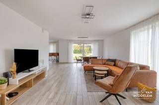 <strong>Immo Van Middelem verkoopt deze moderne gezinswoning (2023) van +/- 253m² met 4 slaapkamers, tuin en garage.</strong><br /><br />Het centrum van Ternat met winkels, scholen, sportinfrastructuur,... bevinden zich allemaal op wandel- en/of fietsafstand! Het treinstation van Ternat ligt op +/- 2,3km, de oprit naar de E40 op +/- 2,5km.<br /><br />De woning is instapklaar en beschikt over een lichtrijke leefruimte, een open keuken en een badkamer voorzien van zowel bad als douche. Ideaal voor gezinnen of koppels die comfortabel willen wonen. <br /><br />De indeling is als volgt: <br />- GELIJKVLOERS: inkomhal, aparte WC, wasplaats, woonkamer met open keuken die toegang biedt tot het terras, tuin en garage;<br />- 1STE VERDIEPING: nachthal met WC, badkamer en 4 ruime slaapkamers (+/-18m², +/-12m², +/-12m², +/-11m²);<br />- ZOLDERVERDIEPING: 1 polyvaletne ruimten bereikbaar via een vaste trap, met de mogelijkheid om nog verder in te delen naar eigen keuze;<br />- inpandige GARAGE;<br /><br />CV op gas. Zonnepanelen.<br />Vloerverwarming op het gelijkvloers.<br /><br />EPC: 29 kWh/m².jaar - Label A (UC:EP11928/A001/D01/SD001)<br />Elektriciteit conform tot 2048!<br />Vrij bij akte.