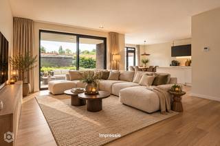 Op een toplocatie in Baal bevindt zich dit lichtrijke gelijkvloerse appartement met twee slaapkamers, twee zonnige terrassen en een ondergrondse garagebox. Dankzij de centrale ligging geniet u van een uitstekende bereikbaarheid, terwijl winkels, scholen, horecazaken en openbaar vervoer zich op wandelafstand bevinden.<br /><br />Via de inkomhal met vestiaire en gastentoilet betreden we het appartement. De ruime en lichtrijke leefruimte biedt voldoende plaats voor een gezellige zithoek en een aparte eetruimte. Zowel de leefruimte als de eetkamer geven uit op een aangenaam apart zuidgericht terras, waardoor u in totaal beschikt over twee zonnige terrassen. De open keuken sluit naadloos aan op de leefruimte en is uitgerust met kwalitatieve toestellen. Aansluitend bevindt zich een praktische wasplaats/berging.<br />De nachthal leidt naar twee volwaardige slaapkamers en een stijlvolle badkamer, ingericht met een ligbad, inloopdouche en dubbele lavabo.<br />De ondergrondse garagebox en de privatieve ondergrondse berging dienen mee aangekocht te worden voor € 40.000.<br /><br />Dit instapklare appartement werd afgewerkt met hoogwaardige materialen en beschikt over moderne, energiezuinige technieken zoals zonnepanelen, een warmtepomp en een ventilatiesysteem. Dit vertaalt zich in een uitstekende energieprestatie met een EPC-label A en een E-peil van slechts E10.<br /><br />Dit is een uitstekende opportuniteit als u op zoek bent naar een lichtrijk appartement met twee slaapkamers, twee terrassen en een garagebox te Baal. Contacteer ons voor meer informatie op 0480 66 14 77 of via info@boonstravastgoed.be.<br /><br />Bijzonderheden:<br />- Garagebox<br />- Twee terrassen<br />- Twee slaapkamers