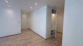 APPARTEMENT OP DE 1e VERDIEPING: Zeer licht en ruim, net gerenoveerd appartement 170m² aan de rustige Tabakvest, vlak bij nieuwe Operaplein en op...