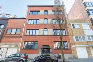 <p><strong>Charmant appartement ca. 82m² op een warme parketvloer in Oud-Berchem nabij tal van winkels, scholen, openbaar vervoer, sportgelegenheden, De Villegaspark, park Brialmont belangrijke in- en uitvalswegen.</strong><strong><br /><br />INDELING:<br /><br /></strong>U betreedt het appartement via de INKOMHAL die u toegang verleent naar de ruime LEEFRUIMTE ca. 35m² die volledig op parket gelegen is.<br /><br />In de LEEFRUIMTE kan u genieten van de open KEUKEN ca. 16m² die voorzien is van opbergkasten en toestellen; een vaatwasser, gasvuur, spoelbak en een oven. Achteraan heeft u het TERRAS ca. 3m².<br /><br />Via de NACHTHAL heeft utoegang tot de WASRUIMTE en de ingerichte BADKAMER, die voorzien is van een lavabo en een ligbad met douchemogelijkheid.<br /><br />De grote SLAAPKAMER ca. 17m² is gelegen op parket.<br /><br />Verder nog een extra DRESSING of BUREAU ruimte ca. 7,5m² gelegen op parket.<br /><br />Er is een kelderberging inbegrepen. <br /><br /><span><strong>BIJZONDERHEDEN;<br /></strong></span>* Centrale ligging, uitstekende mobiscore 9,5/10!;<br />* Ideaal als eerste bewoning of investering;<br />* Individuele meters voor verwarming, electriciteit en water;<br />* Gemeenschappelijke kosten ca. 165 euro/maand (reservekapitaal, afbetaling lening isolatie, blokpolis, minuterie gemene delen...)<br />* Klein gebouw bestaande uit 8 appartementen zonder lift;<br />* Sinds oktober '25: nieuwe ramen en gevelisolatie;<br />* Kelder en fietsenberging;<br />* Het EPC wordt opnieuw opgemaakt. De score zal beter zijn dan voordien vanwege de renovatiewerken (ramen en gevelisolatie).</p>