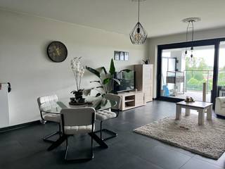 <strong>Appartement aan het water met zicht op de vaart inclusief garage! </strong><br />Gelegen in Residentie Valora biedt dit app. prachtige zichten zowel langs de voorzijde als langs de achterzijde.<br />Via de inkomhal komt men in de leefruimte met geïntegreerde keuken en aansluitend de berging. Het ruime overdekte terras aan de voorzijde is gelegen aan de zuidkant met zich op de vaart en omgeving.<br />Via de nachthal komt men in de twee slaapkamers die tevens uitgeven op een balkonterras aan de achterzijde. <br />De badkamer is uitgerust met een bad met douchefunctie en dubbele lavabo. Tevens beschikt men over een gastentoilet. <br />Op het gelijkvloers is een autostaanplaats voorzien in de garage. Het appartement is geschilderd en volledig instapklaar. <br />Huurprijs 890€ + 70 €/syndic