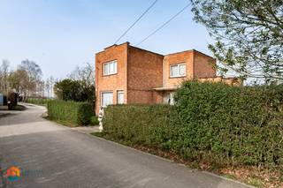 Op een uitzonderlijke locatie te Putte bevindt zich deze woning met 2 slaapkamers en aangename tuin. U geniet hier van een rustige ligging, toch met een uitstekende bereikbaarheid, vlakbij het centrum van Putte met winkels, eet-en drankgelegenheden, scholen en het openbaar vervoer.<br /><br />We betreden de woning via de inkomhal. De woonkamer is voorzien van een kachel en kan u inrichten met een gezellige zithoek en een aparte eetplaats. De keuken is voorzien van de voornaamste toestellen en biedt daarnaast ook extra opslagruimte. Verder omvat het gelijkvloers nog een apart toilet en een badkamer met douchebad en lavabo. De nachthal op de eerste verdieping geeft ons toegang tot 2 ruime slaapkamers en een overloop met een extra bergruimte. Tot slot beschikt de woning ook over een aangename tuin waarin u steeds in alle rust en privacy kan genieten van het mooie weer. <br /><br />U bent verplicht om deze woning binnen de 6 jaar na aankoop grondig energetisch te renoveren tot minimum EPC-label D.<br /><br />Dit is een uitstekende opportuniteit als u op zoek bent naar een te renoveren woning met 2 slaapkamers te Putte. Contacteer ons voor meer informatie op +32 479/47.09.61 of neem een kijkje op www.boonstravastgoed.be. <br /><br />Bijzonderheden: <br />- 2 slaapkamers<br />- Veel mogelijkheden<br />- Uitzonderlijke ligging
