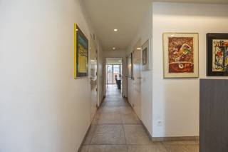 <p><strong>Ben je op zoek naar een eigendom met potentieel op een centrale locatie in Antwerpen? Dan is dit appartement op de vierde verdieping in de Miraeusstraat zeker het ontdekken waard.</strong></p><p><br /></p><p>Gelegen in de gegeerde wijk 2018 Antwerpen bevindt het pand zich op een strategische locatie met een vlotte verbinding naar het stadscentrum, het Zuid, Berchem en de belangrijkste invalswegen. Winkels, supermarkten, restaurants, openbaar vervoer en tal van voorzieningen bevinden zich op wandel- of fietsafstand, waardoor je hier geniet van alle voordelen van het stadsleven binnen handbereik.</p><p><br /></p><p>Het pand is momenteel ingericht en in gebruik als praktijkruimte, maar biedt interessante mogelijkheden voor wie op zoek is naar een ruime woonst of een eigendom die verder naar eigen wensen kan worden ingevuld. Dankzij de ligging op de vierde verdieping geniet je van rust en een aangename lichtinval.</p><p><br /></p><p>Een extra troef is de<strong> ondergrondse autostaanplaats</strong> die <strong>inclusief </strong>is in de prijs, waardoor je steeds beschikt over een vlotte en veilige parkeeroplossing in de stad.</p>