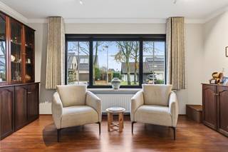 Gelegen in een gegeerde, residentiële wijk met hoge oude bomenZeer vlotte bereikbaarheid: op- en afrit E40 op minder dan 5 minutenZeer goed...