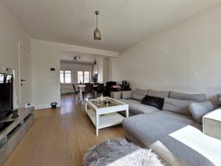 Dit ruime duplex-appartement bevindt zich op de eerste verdieping van een kleinschalige meergezinswoning, bestaande uit slechts twee appartementen. Dankzij de centrale ligging geniet U van een vlotte bereikbaarheid van winkels, openbaar vervoer en andere voorzieningen. Bovendien is er geen syndic aanwezig, waardoor er geen maandelijkse vaste kosten zijn voor het beheer en onderhoud van de gemeenschappelijke delen.<br /><br />Het appartement biedt een comfortabele en praktische indeling met twee volwaardige slaapkamers en twee badkamers. Hierdoor is het een uitstekende keuze voor zowel eigen bewoning als investering. Het appartement is momenteel verhuurd, wat het tevens interessant maakt voor investeerders die op zoek zijn naar een onmiddellijk rendement.<br /><br />Daarnaast bestaat de mogelijkheid om een buitenruimte te creëren, mits naleving van de geldende wetgeving inzake lichten en zichten en conform de algemene stedenbouwkundige verordeningsvoorschriften.<br /><br />Indeling<br /><br />1ste verd:<br />- Ruime leefruimte met gezellige zit- en eethoek,<br />- Open keuken voorzien van alle comfort,<br />- Badkamer met douche en toilet,<br /><br />2de verd:<br />- Eerste ruime slaapkamer,<br />- Tweede ruime slaapkamer met ingemaakte kasten, en-suite badkamer voorzien van ligbad, dubbele wastafel en douche,<br /><br />Bent U op zoek naar een ruim appartement zonder syndicuskosten, op een centrale locatie en met tal van mogelijkheden? Neem vandaag nog contact met ons op voor meer informatie of een bezoek ter plaatse.