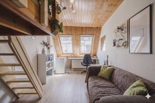 Bent u op zoek naar een interessante opbrengsteigendom te koop in Kortrijk? Dan is deze studentenresidentie in de Sint-Rochuslaan 105 een bijzonder interessante opportuniteit voor investeerders die op zoek zijn naar een sterk renderend vastgoedtype.<br /><br />Deze opbrengsteigendom bevindt zich op een absolute toplocatie voor studenten, op wandel- en fietsafstand van de belangrijkste campussen zoals VIVES Hogeschool, HOWEST en KU Leuven Kulak. Ook het station, winkels, horeca en het centrum van Kortrijk bevinden zich vlakbij. Een ligging die bijzonder gegeerd is bij studenten.<br /><br />Het gebouw omvat 8 studentenkamers die momenteel allemaal verhuurd zijn. Hierdoor geniet u als investeerder onmiddellijk van inkomsten en een bijzonder aantrekkelijk rendement. De eigendom verkeert bovendien in een goede algemene staat van onderhoud.<br /><br />Studentenvastgoed zoals dit vraagt wel een meer actieve en hands-on aanpak op vlak van beheer en opvolging, maar daar staat tegenover dat dit type investering doorgaans een aanzienlijk hoger rendement kan opleveren dan klassiek residentieel vastgoed.<br /><br />Dankzij de combinatie van de sterke locatie en het uitstekende rendement, vormt deze eigendom een interessante opportuniteit voor investeerders die bewust kiezen voor performanter vastgoed met een dynamischer beheer.<br /><br />Contacteer ons vandaag nog voor meer informatie of een bezoek ter plaatse.<br /><br />Bestuursmaatregelen in het maatregelenregister: nee