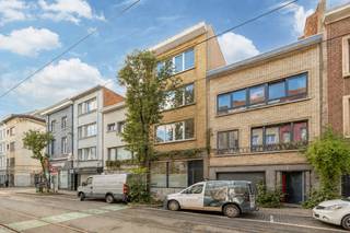 Gelijkvloerse handelsruimte met achterliggende woonst en aangename tuin te Antwerpen!<br /><br />Op een centrale locatie tussen Zurenborg en Borgerhout, bevindt zich dit veelzijdige gelijkvloerse pand bestaande uit een handelsruimte aan de voorzijde en een achterliggende woonst met tuin.<br /><br />Aan de straatzijde bevindt zich de handelsruimte die dankzij de ligging en zichtbaarheid een uitstekende commerciële invulling biedt.<br /><br />Achter de handelsruimte bevindt zich de woonst, die momenteel is ingericht als een aangename en ruime leefruimte met open keuken. De volledig uitgeruste leefkeuken biedt rechtstreeks toegang tot de aangename tuin aan de achterzijde. <br /><br />Verder beschikt de woonst over een badkamer uitgerust met een douche, lavabo en toilet.<br /><br />De gelijkvloerse verdieping biedt dankzij de combinatie van handelsruimte, woonfunctie en tuin verschillende mogelijkheden en is bijzonder geschikt voor wie wonen en werken wil combineren.<br /><br />Belangrijkste troeven:<br /><br />- Gelegen tussen de levendige wijken Borgerhout en Zurenborg<br />- Ideale bereikbaarheid en tal van winkels en horeca <br />- Twee praktische privatieve kelderbergingen mee inbegrepen<br />- Kleinschalig gebouw met 4 units<br /><br />78m² bewoonbare oppervlakte (cfr EPC).<br /><br />Wenst u een bezoek of meer informatie? Dan kan u ons steeds contacteren via info@dvarealestate.be of via 03/297.00.00.