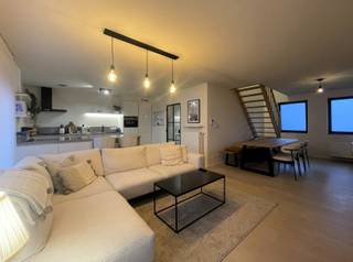 In deze kleinschalige residentie op de 1ste en 2de verdieping bevindt zich dit ruim appartement met luxueuze uitstraling. Op de eerste verdieping...