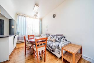 🏢 Te koop – Gelijkvloers appartement met 2 slaapkamers in Evere + binnenkoer<br /><br />📍 Auguste De Boeckstraat 5, Evere<br />💰 Prijs: 275.000 €<br />📈 Huurinkomsten: ± 1.250 €/maand OF 5,45% bruto rendement<br /><br />We Invest Brussel-Europa biedt u exclusief dit appartement met 2 slaapkamers aan, ideaal gelegen in een rustige en gegeerde wijk van Evere, vlakbij winkels, openbaar vervoer en de Europese instellingen.<br /><br />Gelijkvloers: 93 m² – EPC G<br /><br />🔹 Troeven:<br />Huidige huurinkomsten: ± 1.250 €/maand<br />Uitstekend huurrendement in een zone met hoge vraag<br />Lopende huurcontracten – stabiele huurders<br />Goed onderhouden, kleine werken mogelijk voor extra comfort<br />Individuele gasverwarming, aparte meters, private kelders<br />Een rendabele en veilige vastgoedinvestering in Brussel, in een gemeente in volle groei.<br /><br />📞 Contact &amp; bezoeken:<br />Rebecca Hallal– We Invest Bruxelles-Europe<br />📱 0472 12 62 42 | ☎️ 02 478 67 49<br />📧 rebecca.hallal@weinvest.be<br /><br />🌐 Ontdek onze andere appartementen te koop in Evere op www.weinvest.be