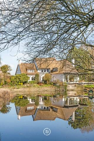 Temidden van een domein van bijna 10.000 m², verscholen van de baan, vinden we dit prachtig landhuis dat net een complete renovatie heeft...