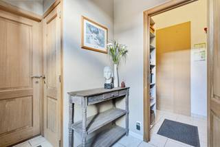 Op zoek naar een instapklare woning met extra ruimte voor stockage, een hobby of een bijberoep? Dan bent u hier aan het juiste adres. Deze woning ligt op het einde van een rustige, doodlopende straat.<br /><br />Troeven op een rij:<br />- Elektriciteit conform het AREI<br />- Grote garage met 3 poorten<br />- Zeer goed onderhouden<br /><br />De inkomhal geeft enerzijds toegang tot een aparte bergruimte met aansluitend de kelder, en anderzijds tot de ruime woonkamer. Vooraan in de woning bevindt zich een sfeervol ingerichte slaapkamer op het gelijkvloers. Achteraan vindt u de keuken, met voldoende plaats voor een eetplaats, het apart toilet en de badkamer met groot ligbad, wastafel en ruimte voor wasmachine en droogkast.<br /><br />Op de bovenverdieping is er momenteel één grote slaapkamer, met de mogelijkheid om deze op te delen in twee kleinere kamers.<br /><br />De woning beschikt over twee buitenruimtes: een gezellig terras achteraan en een extra tuin op het naastliggende perceel, waar op dit moment ook een carport staat. Via de tuin bereikt u de garage met de drie poorten.<br /><br />Iets voor u? Plan snel uw bezoek in.<br /><br />EPC: 333 kWh/(m² jaar) - LABEL D<br />Referentie: YP/26100/TK<br /><br />Recente stedenbouwkundige inlichtingen in aanvraag