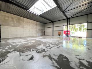 Uitstekend gelegen nieuwbouw KMO-unit van 565 m² te huur in Sint-Lievens-Houtem (Bavegem). De site geniet van een vlotte bereikbaarheid richting de E40 en de N42. Hierdoor zijn er vlotte verbindingen richting Aalst, Gent, Brussel en omliggende gemeenten.<br /><br />De casco KMO-unit is opgebouwd uit een staalconstructie met een buitenschil bestaande uit een combinatie van geïsoleerde betonpanelen en sandwichpanelen. De loods, brandklasse C, heeft een vrije hoogte van +/- 6 meter en is toegankelijk via twee automatische sectionale poorten met een aparte toegangsdeur en is voorzien van polybetonvloer, lichtstraat met rookluik, branddetectie en individuele nutsleidingen (water, elektr. (32 A), data). Tal van activiteiten mogelijk: opslag, productie, atelier,...  Er is tevens ruime manoeuvreerruimte en 4 parkeerplaatsen voorzien op de site. beschikbaar vanaf 01/12/2026.<br /><br />Contacteer PANORAMA B2B voor bijkomende (technische) inlichtingen, plannen of een vrijblijvend plaatsbezoek 0477 06 30 30.