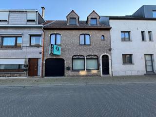 Op een toplocatie in het charmante Branst kan u deze karaktervolle, ruime woning terugvinden. Momenteel bestaat het uit een handelsgelijkvloers...