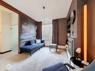 <p>Op zoek naar een instapklare woning met karakter én een fijne buitenruimte? Deze gerenoveerde rijwoning combineert comfort met gezelligheid en een praktische indeling.</p>
<p>Je komt binnen via de inkomhal met een apart toilet. De gezellige leefruimte vormt het hart van de woning, met een sfeervolle zithoek voorzien van een gashaard en een aangename eethoek met zicht op én toegang tot de gezellige stadstuin. Een heerlijke plek om te ontspannen of gezellig te tafelen.</p>
<p>De ruime, praktische keuken sluit mooi aan bij de leefruimte. Extra bergruimte vind je in de kelder.</p>
<p>Op de eerste verdieping bevinden zich ruime slaapkamers en een badkamer met bad/douche, lavabo en toilet. Via een luik bereik je de ruime, geïsoleerde bergzolder van maar liefst 38 m², ideaal als extra stockageruimte of voor wie nood heeft aan bijkomende bergruimte.</p>
Een charmante, gerenoveerde woning waar je zonder grote werken meteen je nieuwe thuis van kunt maken!<br /><br />Extra troeven<br /><br />
<ul>
<li>EPC D</li>
<li>gerenoveerd in 2025</li>
<li>kelder en zolder</li>
<li>nabij belangrijke invalswegen, winkels, scholen</li>
<li>vlakbij het centrum van Lauwe</li>
<li>instapklaar</li>
</ul>
<br />Deze woning is te koop ZONDER makelaar via het concept van Smart Houses. Wenst u verdere inlichtingen of een bezoek? Contacteer rechtstreeks de eigenaar via 0476/655.799