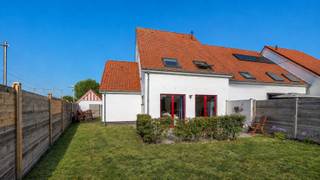 Perfect onderhouden woning rustig en centraal gelegen in het centrum van Duinbergen, met alle winkels en het station op wandelafstand. Een stevige woning met een mooie stadstuin en voldoende parkeerplaats op eigen terrein.<br /><br />Ruime inkomhal met de trap en een gastentoilet, een gezellige leefruimte, die dankzij de grote raampartijen een aangenaam contact met de tuin biedt. Aansluitend bevindt zich de ruime, afgesloten keuken met een praktische berging, voorzien van aansluitingen voor wasmachine en droogkast. De tuin is onderhoudsvriendelijk aangelegd, beschikt over een aparte ingang en geniet van een gunstige zuidoostelijke oriëntatie.<br /><br />Op de eerste verdieping bevinden zich drie volwaardige slaapkamers. Eén van de slaapkamers geeft toegang tot een extra ruimte die perfect kan dienen als dressing, bureau of hobbykamer. Verder beschikt de woning over een moderne badkamer met inloopdouche én een tweede douchekamer, wat zorgt voor extra comfort.<br /><br />De buitenruimte is mooi, verzorgd en onderhoudsvriendelijk. De woning beschikt over een extra grote oprit met plaats voor 2 wagens en een aparte garage.<br /><br />Energielabel C dus geen renovatieplicht, overal dubbele beglazing, 2 parkeerplaatsen + een garage op eigen terrein, betonnen gewelven,....<br /><br />Bezoeken? Neem contact op met Willem Cauwels op tel 050.89.27.70