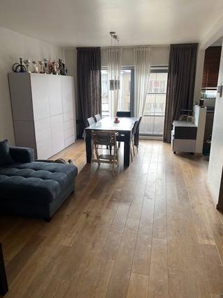 Dit instapklare appartement bevindt zich in een kleinschalig en rustig gebouw met slechts vijf appartementen. Dankzij de ligging in een doodlopende straat geniet je hier van maximale privacy en minimale verkeersdrukte.<br /><br />Binnenin vind je een ruime leefruimte met grote ramen, waardoor het appartement de hele dag door baadt in het licht. De twee volwaardige slaapkamers bieden voldoende ruimte voor een gezin, thuiswerk of logeerkamer. Het appartement wordt dankzij 2 airco's verwarmd in de wintermaanden en gekoeld in de zomermaanden.<br /><br />De badkamer is praktisch ingericht met bad en douche + elektrische verwarming. Het toilet bevindt zich in een aparte ruimte. Het appartement beschikt bovendien over een aparte berging, ideaal voor wasmachine, voorraad of extra opbergruimte.<br /><br />Aansluitend vind je een gezellig terras in de ochtendzon, perfect voor een rustige avond of wat frisse buitenlucht zonder het gebouw te verlaten.<br /><br />Achter het gebouw bevindt zich een privégarage, inbegrepen in de verkoop — een grote troef in deze buurt.
