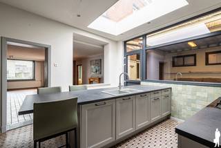 <strong>In het centrum van Weelde bevindt zich deze ruime handelswoning met tal van mogelijkheden. Het eigendom heeft een perceeloppervlakte van 1.090m², is circa 560m² groot en combineert wonen en werken op een flexibele manier.<br /><br /></strong><span>Gelijkvloerse verdieping woning</span><span>:</span><br /><span>Inkomhal met toegang tot de woonkamer met schouw en een ruime open keuken met kookeiland en voorzien van de nodige inbouwapparatuur.<br />Er is tevens een bureau en een wasruimte met toilet. Er is een grote inpandige garage/werkplaats.<br /><br /></span><span>Eerste verdieping woning</span><span>:</span><br /><span>De eerste verdieping is te bereiken via een afgesloten trap in de woonkamer.<br />Op deze verdieping zijn er 4 slaapkamers en een compleet ingerichte badkamer.<br /></span><br /><span>Tweede verdieping woning</span><br /><span>Deze verdieping is te bereiken via een vaste trap en is een grote open ( geisoleerde ) zolder met veel mogelijkheden.<br /><br />Gelijkvloerse verdieping winkel:<br /></span>Een grote winkelruimte/showroom met eigen ingang.<br />Achter deze ruimte zijn er nog grote ruimtes die nu in gebruik zijn als magazijn/werkplaats.<br /><br />Eerste verdieping winkel:<br />Grote multifuntionele ruimte nu in gebruik als opslagruimte<br /><br /><span>Buitengebeuren</span><span>:</span><br /><span>Diepe achtertuin met overdekt terras.<br />meerdere parkeerplaatsen op eigen terrein aan de voorzijde.</span><br /><br /><span>Bijzonderheden:</span><span></span><br /><span>- 27 zonnepanelen aanwezig</span><br /><span>- grotendeels dubbele beglazing.</span><br /><span>- Geschikt voor meerdere doeleinden.<br />Bekijk dit eigendom via onze virtual tour: https://tour.giraffe360.com/ae4c23c5f42d43dda709323dd932da91/</span>