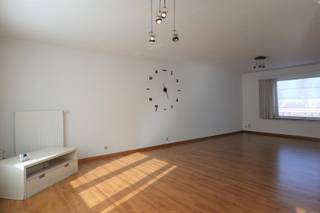 Gelegen in het centrum van Eernegem, op wandelafstand van alle voorzieningen, treffen we dit ruim appartement (151m²) aan op de eerste verdieping. Het appartement wordt ingedeeld als volgt:<br />De grote leefruimte met aangrenzend de aparte leefkeuken, de centrale nachthal, 2 grote slaapkamers, de badkamer met toilet en douche en tot slot het terras aan de achterzijde.<br /><br /><br />Op zoek naar een zeer ruim appartement met een garagebox op een centrale ligging? Vraag snel je bezoek aan.