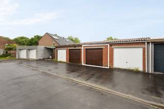 <strong>Ruime garage van 18 m² op vlot bereikbare ligging nabij het centrum</strong><br />Op een gunstige locatie aan de rand van het centrum bevindt zich deze praktische garage met een oppervlakte van ca. 18 m².<br />Dankzij de vlotte bereikbaarheid en de goede verbinding met de belangrijkste invalswegen is deze garage geschikt voor uiteenlopende doeleinden.<br /><br />Bent u op zoek naar een vaste en veilige parkeerplaats nabij het centrum? Wenst u extra opslagruimte voor fietsen, materiaal of andere goederen?<br />Of zoekt u als investeerder een compact en gemakkelijk verhuurbaar vastgoedinvestering? Dan biedt deze garage verschillende mogelijkheden.<br /><br />De ligging aan de rand van het centrum combineert het voordeel van een centrale locatie met een vlotte bereikbaarheid, waardoor de garage zowel voor eigen gebruik als voor verhuur interessant kan zijn.<br /><br /><u>Troeven:</u><br />+ Gelegen aan de rand van het centrum<br />+ Vlot bereikbaar<br />+ Goede verbinding met belangrijke invalswegen<br />+ Ideaal als autostaanplaats of extra opslagruimte<br />+ Interessant voor eigen gebruik of als investering<br />+ Beperkt onderhoud en eenvoudig beheer<br /><br />Een praktische eigendom met meerdere gebruiksmogelijkheden op een interessante locatie.<br />Interesse? Neem gerust contact met ons op voor meer informatie of een bezoek ter plaatse.<br /><br />KOOP DEZE GARAGE RECHTSTREEKS VAN DE EIGENAARS!<br /><br />0479/71.30.54 of 0499/81.01.33<br /><br />DEZE EIGENDOM WORDT VERKOCHT ZONDER VASTGOEDMAKELAAR!<br /><br />Ook beslist om uw eigendom te verkopen? Bespaar de makelaar dankzij onze reeds bewezen succesformule.