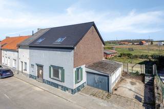 deze verder te renoveren woning in halfopen bebouwing bevindt zich in Breisem, een deelgemeente van Tienen. De woning biedt een gelijkvloers...