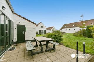 Dit volledig gerenoveerde en instapklare vakantiehuisje is gelegen in het groene vakantiepark ’t Veld in Westende. Het huisje bevindt zich vlak bij de vijver en geniet van een rustige en groene omgeving, terwijl ook het strand en de kust op korte afstand bereikbaar zijn.<br />Binnen beschikt het vakantiehuis over een gezellige woonkamer met aansluitend een volledig uitgeruste open keuken. Verder is er een badkamer met douche, lavabo en toilet. Op de verdieping bevinden zich twee slaapkamers, goed voor vier slaapplaatsen. Het terras vormt een mooie aanvulling en is ideaal om buiten te genieten van de rustige omgeving. Daarnaast is er nog een praktische buitenberging en een eigen parkeerplaats.<br />Een bijzonder aangenaam vakantieverblijf voor wie op zoek is naar een instapklaar plekje aan de kust, ideaal voor eigen gebruik of als investering. Domiciliëring is niet toegestaan.<br /><br />EPC: 148 kWh/m² - UC: 3697394 ~ Gvr, Vg, Gvkr, Gvv, Gmo ~ Ref.MI24885